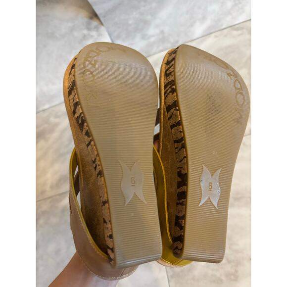 Modzori Zoey Women's Mid Wedge Reversible Sandal Mustard Beige Size 6 - Picture 6 of 6